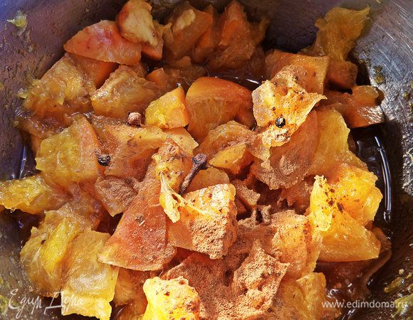 Сразу мешаем на огне около 5 минут.