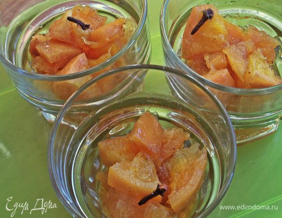 Раскладываем по стаканам обжаренные в жжёнке фрукты по 2-3 ст.л.