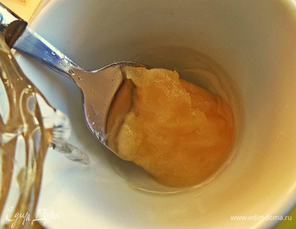Мед разводим в горячей воде.