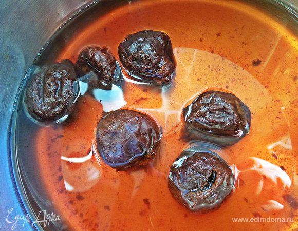 Открываем наш чернослив, он разбух и полностью стал мягким.