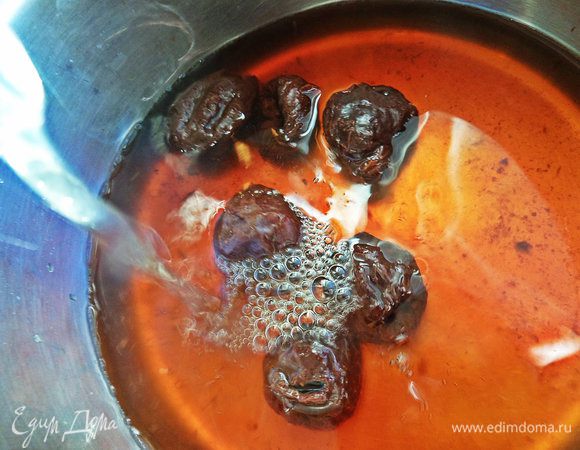 Доливаем воду с медом.