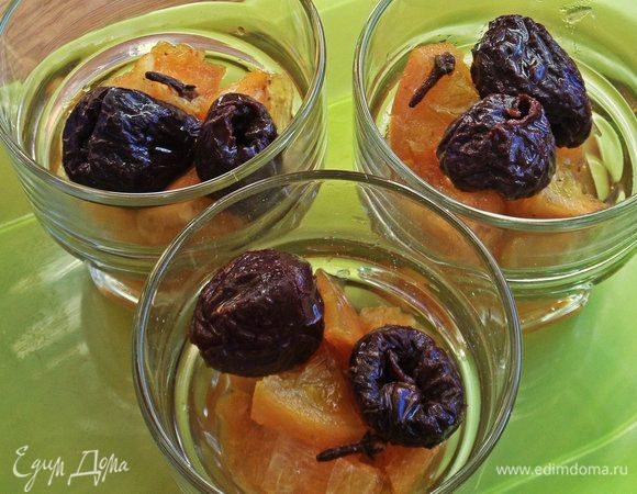 Чернослив раскладываем по стаканам.