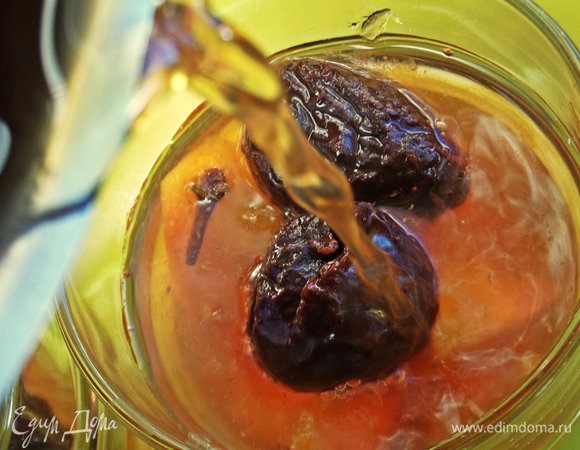 И заливаем сверху медовой водой от чернослива.