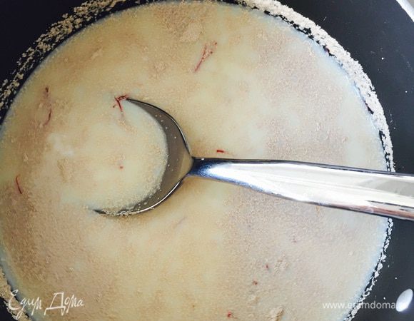 Просеиваем в чашу 3 стакана муки (1 оставляем на потом). Чуток подогреваем молоко, всыпаем туда дрожжи, сахар, соль, шафран, размешиваем, отставляем (я добавила апельсиновую эссенцию — очень нравится мне в последнее время этот аромат, да и к Рождеству уместна). 