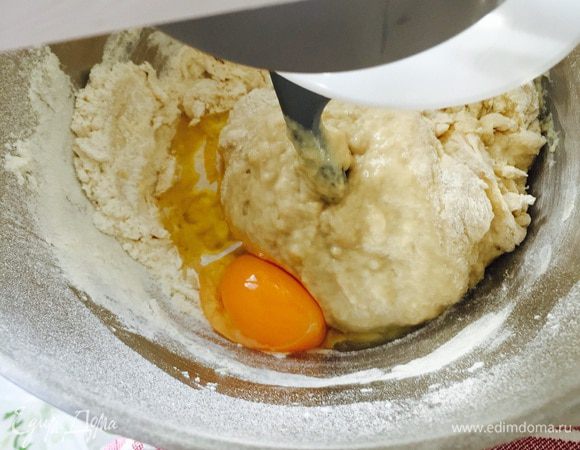 В чаше комбайна замешиваем тесто: в муку разбиваем яйцо, выливаем молоко (через ситечко). 