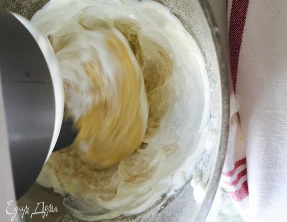 Потом добавляем творожную пасту — по рецепту и у меня это Кварк. 