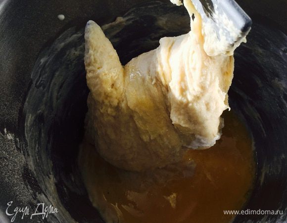 При необходимости добавляем муку: нам нужно тесто мягкое, но не жидкое. В последнюю очередь добавляем растопленное и остуженное масло.