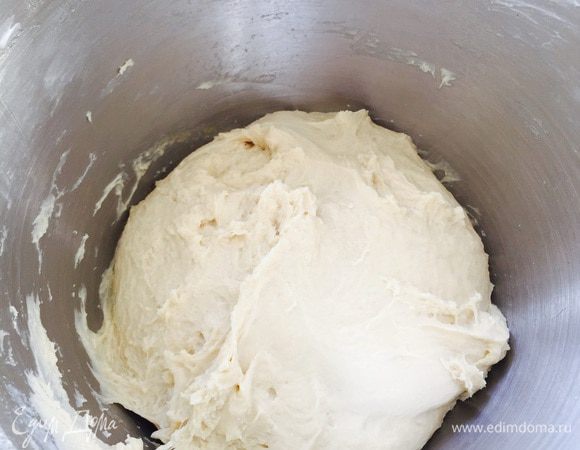 Месим минут 10, накрываем, оставляем в теплом месте на 1 час.