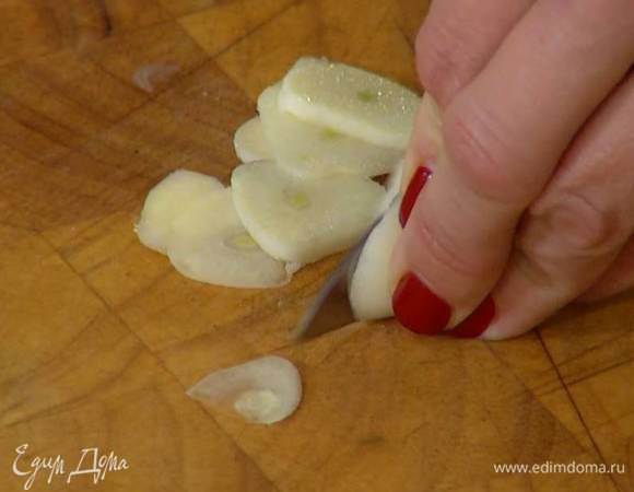 Чеснок почистить и нарезать кружками.