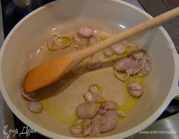 Разогреть в сковороде оливковое масло и обжарить лук и чеснок.
