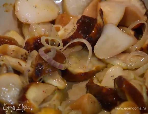 Грибы нарезать пластинками, добавить в сковороду с луком и чесноком, посолить, поперчить, перемешать и обжарить до золотистого цвета.