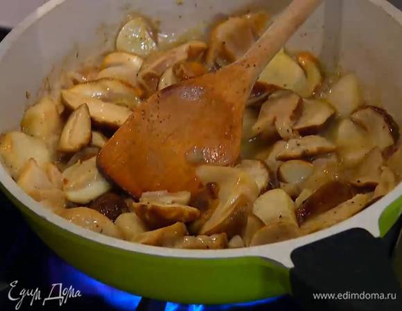 Влить вино и на сильном огне дать ему выпариться.