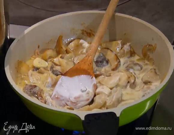 Добавить сметану и все перемешать.