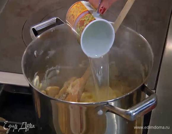 Кастрюлю с пастой поместить на небольшой огонь, добавить грибы в сметане, влить немного воды, в которой варились феттучине и, перемешивая, прогревать все 1–2 минуты.