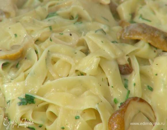 Петрушку мелко порубить, добавить в кастрюлю с пастой, все перемешать.