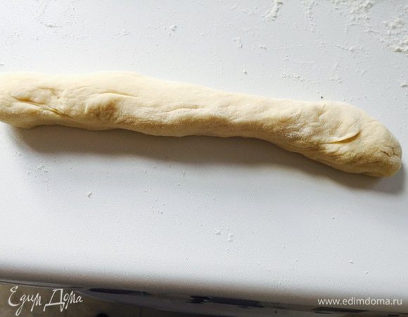 Через час тесто должно увеличиться вдвое. Мнем его и делим на 12 частей. Теперь формируем нашего Рудольфа, каждый шарик вытягиваем в жгутик.