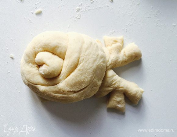 Теперь завязываем узелок так, чтоб один конец чуток высовывался из петли — это нос, второй конец должен быть подлинней (который под петлей). Из последнего делаем рога: разрезаем вдоль и по бокам делаем насечки.