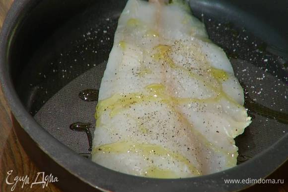 Филе трески посолить, поперчить, сбрызнуть со всех сторон оливковым маслом и выложить в форму для запекания.