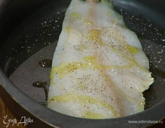 Филе трески посолить, поперчить, сбрызнуть со всех сторон оливковым маслом и выложить в форму для запекания.