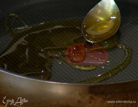 Приготовить соус: мед выложить в сковороду, влить 120–150 мл воды и прогреть на огне.