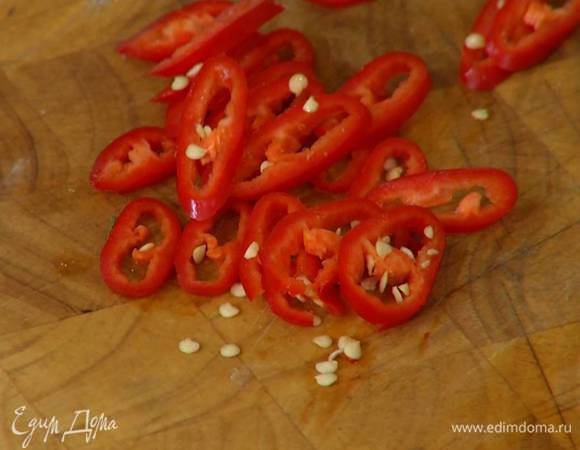 Перец чили нарезать колечками.