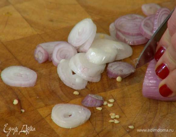 Шалот почистить и нарезать тонкими кольцами.