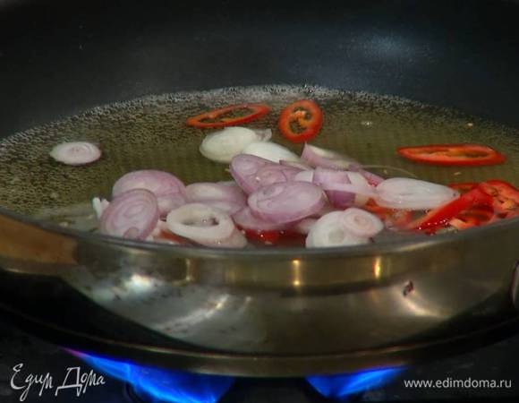Чили и шалот выложить в сковороду с медом, все перемешать.