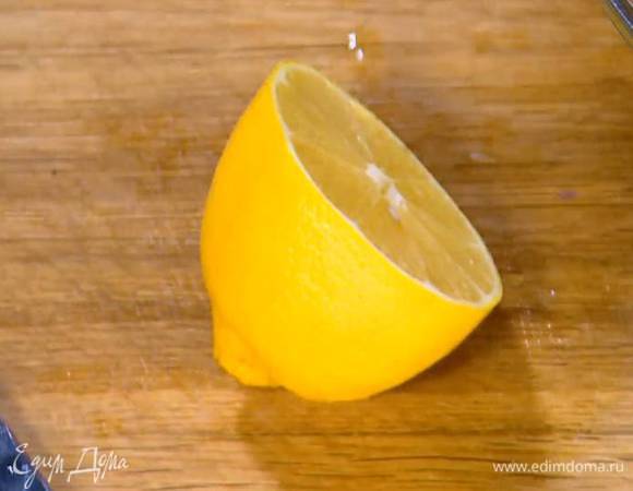 Из оставшейся половинки лимона выжать 3 ст. ложки сока.
