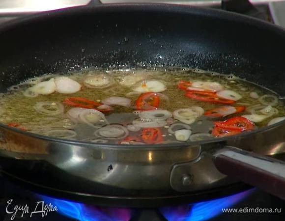 Добавить в сковороду чеснок, влить лимонный сок, все посолить и дать жидкости слегка выпариться.