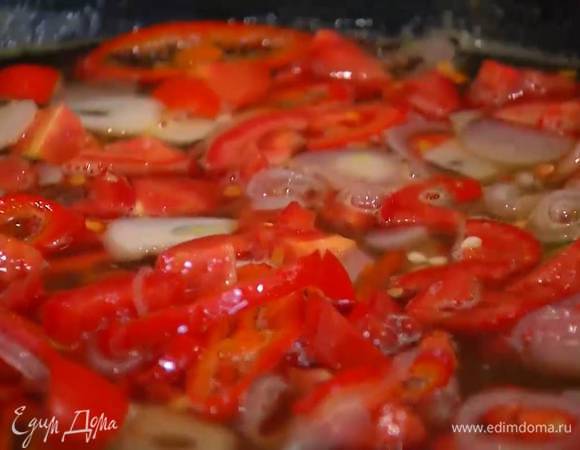 Помидоры нарезать маленькими кусочками и добавить в соус.