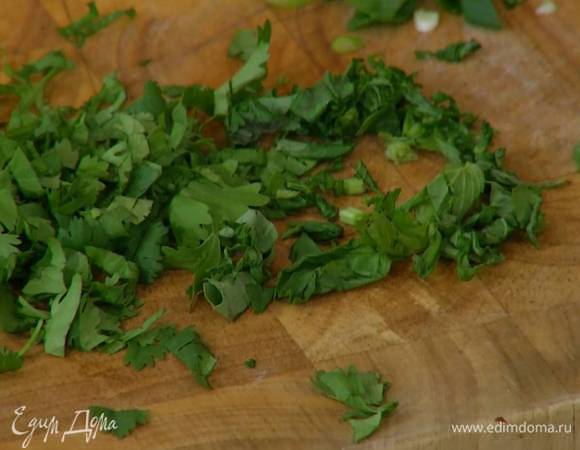 Листья кинзы и базилика крупно нарезать.
