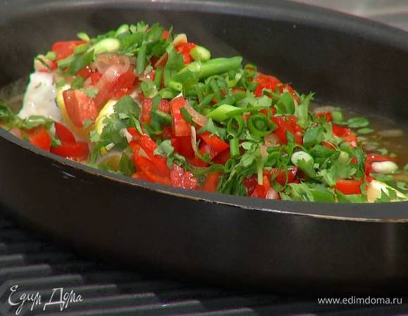 Готовую рыбу полить горячим соусом и посыпать измельченной зеленью.