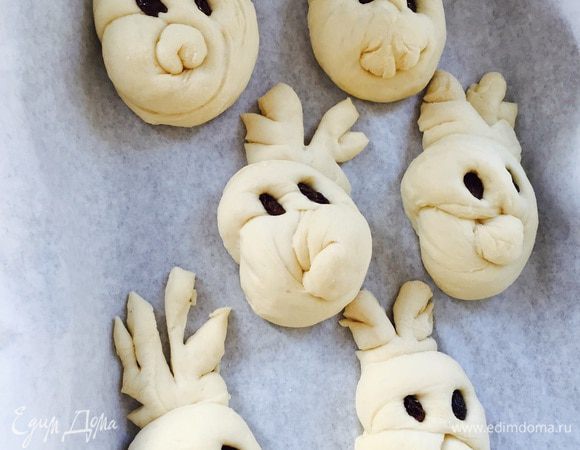 Оставляем наших оленей на расстойку на минут 20. Потом вставляем изюминки — глазки и разогреваем духовку до 200°C. Я решила их не смазывать, чтобы они были "мохнатыми".