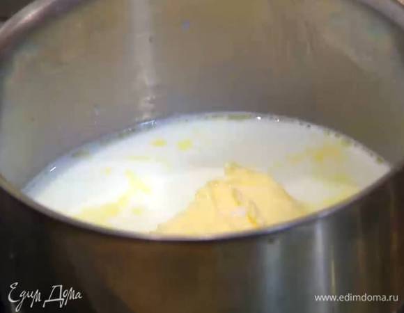 Приготовить тесто: в кастрюлю влить полстакана молока и полстакана воды, добавить сливочное масло, 1 ст. ложку сахара, соль и довести до кипения.
