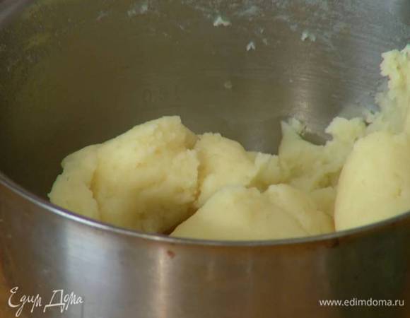 Снять кастрюлю с огня, сразу же всыпать муку, быстро все вымешать, а затем немного остудить.