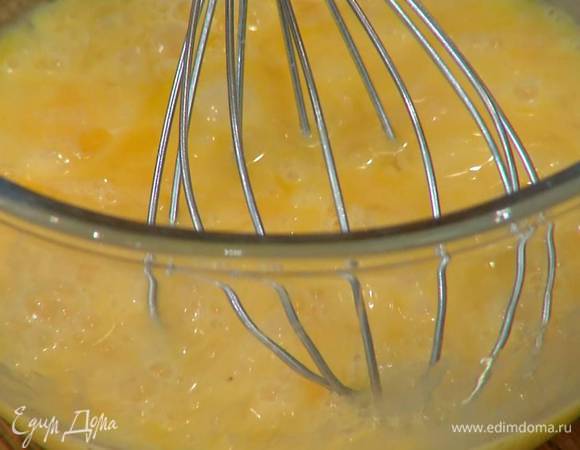 Яйца перемешать венчиком.