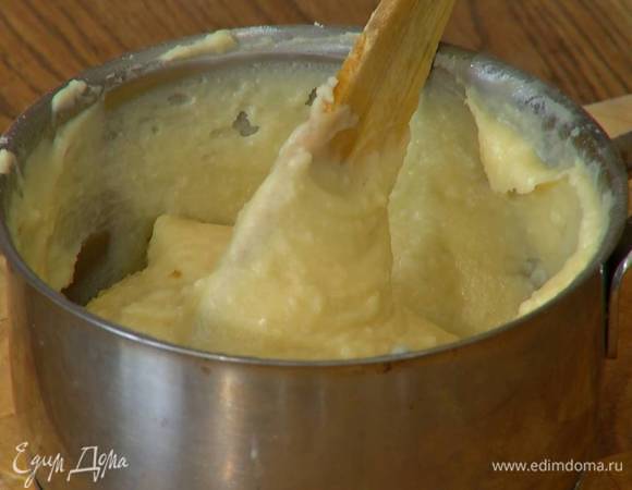 В слегка остывшее тесто понемногу вливать яичную массу, каждый раз вымешивая лопаткой — тесто должно стать однородным, гладким и блестящим.