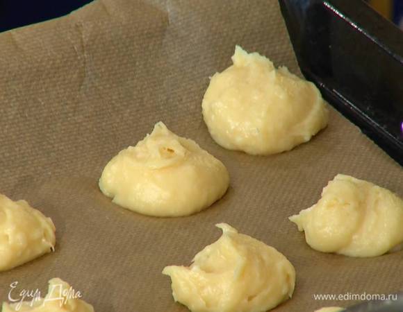 Противень выстелить бумагой для выпечки и с помощью двух ложек выложить тесто на некотором расстоянии друг от друга.