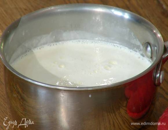 В небольшую кастрюлю влить 400 мл молока и довести до кипения.