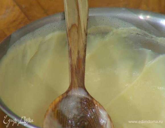 Полученную смесь влить в кастрюлю с оставшимся молоком, все вымешать, поместить на огонь и, непрерывно перемешивая, прогреть крем.