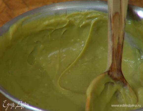 Снять крем с огня, немного вымешать, затем добавить фисташковую пасту и все еще раз перемешать.