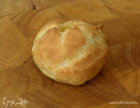 Готовые профитроли остудить, затем надрезать сбоку острым ножом и наполнить фисташковым кремом (можно использовать кондитерский шприц).