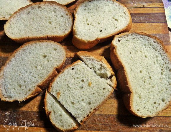 От ломтиков вчерашнего батона обрезаем края, формируя квадратики. 