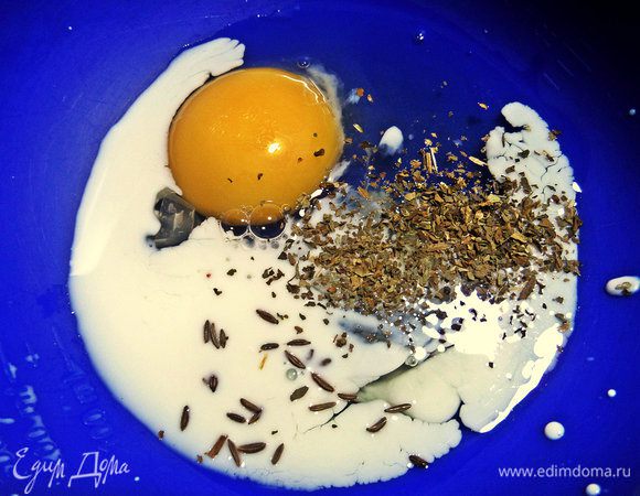 Готовим яичную "болтушку". Яйцо, молоко, специи...
