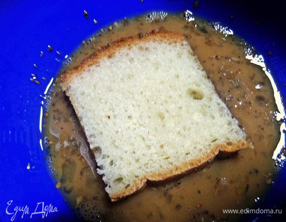 Макаем хлебушек в "болтушку".