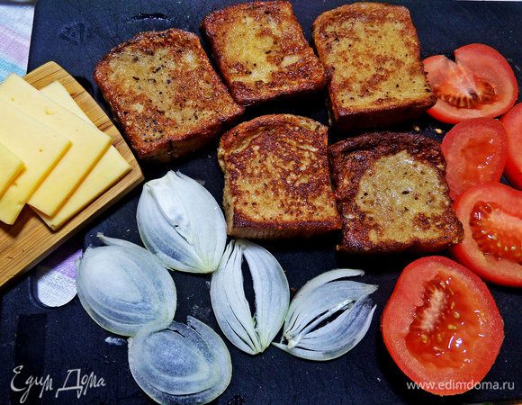 Нарезаем помидор вдоль. Сыр — на квадратики. Луковицу режем очень тонко на полупрозрачные слайсы.