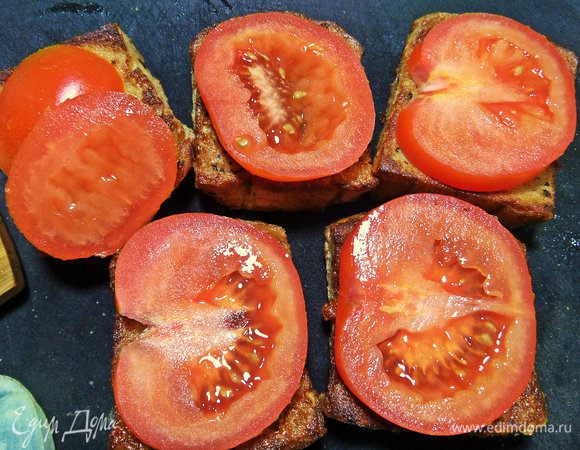 Накрываем гренку помидором.