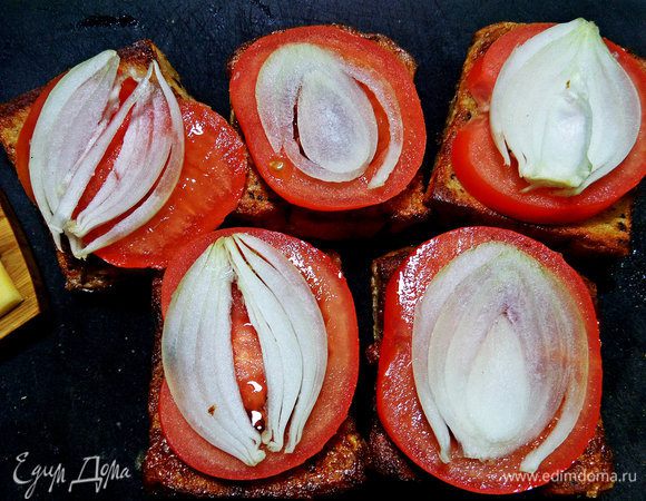 Луком сверху.