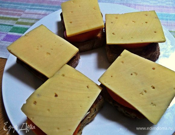 И завершаем башенку сыром.