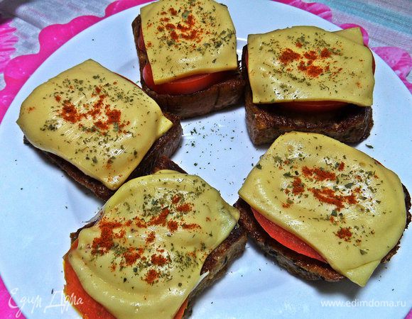 Посыпаем на горячий сыр паприку и петрушку.